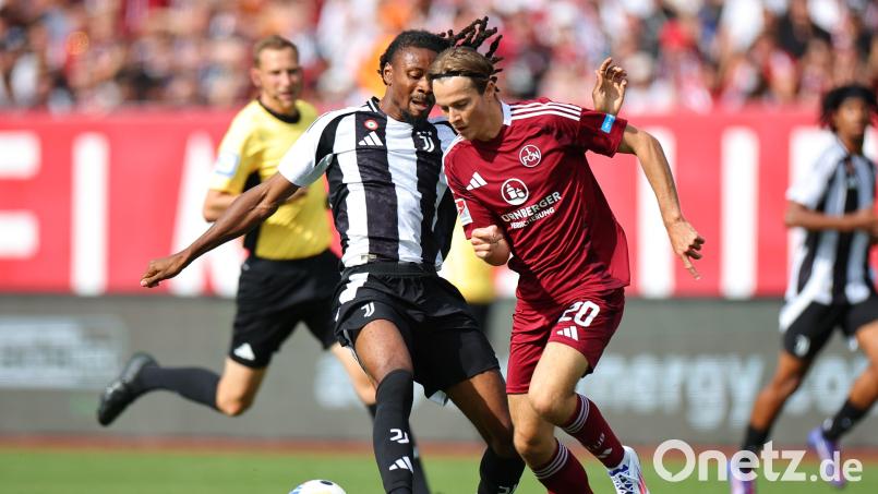 Der Nürnberger Caspar Jander (rechts) kämpft mit Kephren Thuram von Juventus um den Ball. Bild: Daniel Karmann/dpa