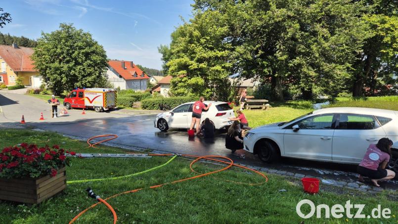 Die Festdamen der Feuerwehr Griesbach reinigten gegen eine Spende für ihre Kleiderkasse über 40 Fahrzeuge. Bild: Katharina Schöner/exb
