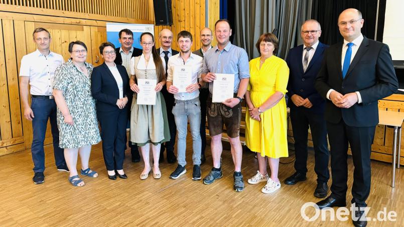 Absolventen aus den Landkreisen Neustadt, Nürnberger Land und Roth mit Ehrengästen. Bild: Regierung der Oberpfalz/Kammermeier