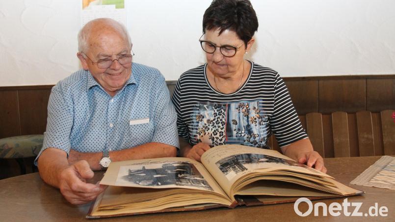 Johann und Rita Prem blättern gern in dem Gästebuch mit Einträgen von vielen Persönlichkeiten. Bild: pi