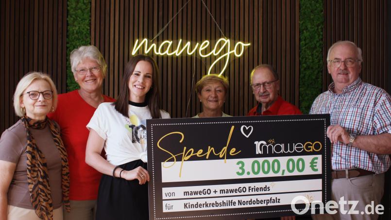 Über 3000 Euro darf sich Herbert Putzer (rechts) für die Kinderkrebshilfe Nordoberpfalz freuen. Bild: Magdalena Enders/Fa. MaweGO/exb