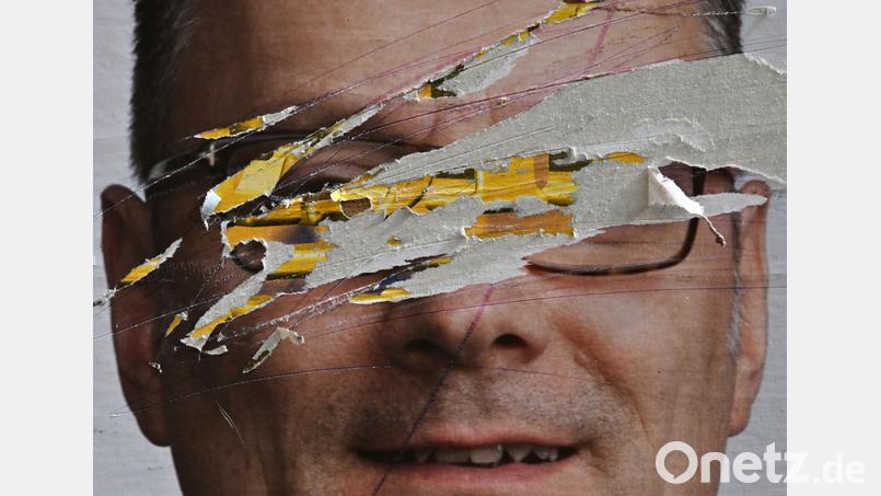 Ein beschädigtes Wahlplakat Symbolbild: Martin Schutt/dpa