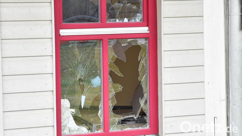 In Weigendorf im Landkreis Amberg-Sulzbach hebt im März ein Sprengsatz den Geldautomaten der Sparkasse aus den Angeln. Die Wucht bringt Fensterscheiben zum Bersten. Das Geldinstitut hat mittlerweile die Sicherheitsstandards erhöht. Archivbild: Petra Hartl