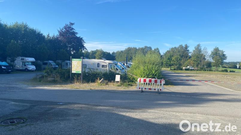 Am Wohnmobil-Stellplatz in Vohenstrauß hat die Stadt den benachbarten Bereich (rechts im Bild), auf dem regelmäßig Flohmärkte abgehalten werden, gesperrt. Laut Außendienstleiter Michael Gösl müssen Mitarbeiter des Bauhofs immer häufiger ausrücken und dort abgelagerten Müll aufräumen. Außerdem würde dort kostenlos Strom &quot;abgezapft, bis die Sicherungen knallen&quot;. Bild: ck