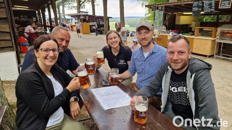 Kristin Rauch (Mitte), die nette Bedienung vom Kohl, stößt gleich mit an: (von links) Simone Kiesel, Martin Niebler, Alexander Schmid und Patrick Seidl loben das Bier sehr, schlagen aber auch vor, Wasserspender aufzustellen. Bild: Tobias Gräf