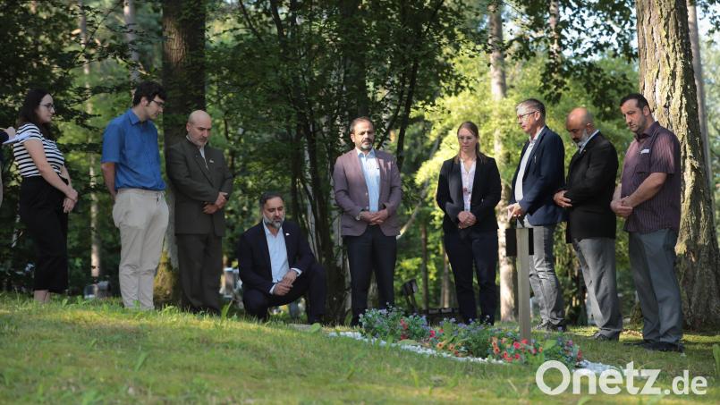 Imam Muhammed Küçük Şimşek spricht beim Besuch der Ruhestätten in Raigering ein Gebet. Bild: Wolfgang Steinbacher