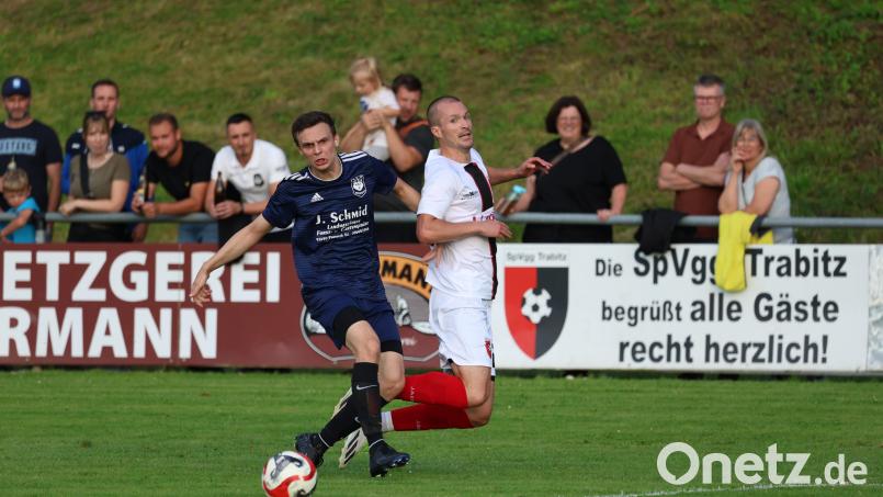 Der Pressather Noah Ruhland (links) bremst Johannes Renner von der SpVgg Trabitz. Bild: Dieter Jäschke