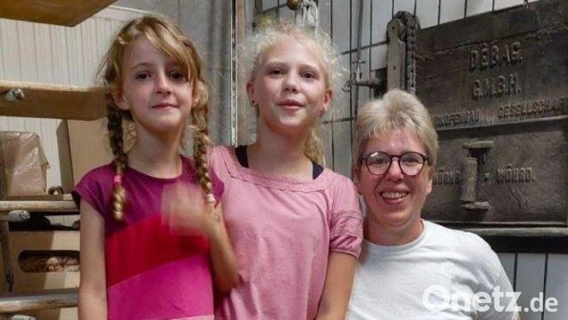 Nora (8) und Hannah (12) mit Ruth Herbst. Christian Wenkmann, der Vater von Ruth Herbst, hatte den Luftballon der beiden Mädchen aus Aachen gefunden. Bild: Thomas Ortmann