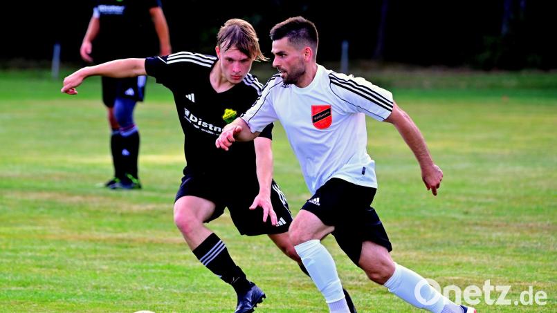 Fabian Pietrzyk (links) vom ATSV Tirschenreuth im Laufduell mit Kostiantyn Sokhach vom ASV Waldsassen. Bild: Thomas Schrems