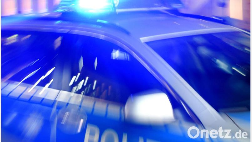 Nach einer Unfallflucht in Amberg sucht die Polizei nun Zeugen. Symbolbild: Carsten Rehder/dpa