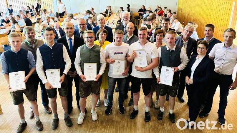 Die &quot;neuen&quot; Landwirte aus dem Landkreis Amberg-Sulzbach mit ihren Zeugnissen und Ehrengästen. Bild: Regierung der Oberpfalz/Kammermeier/exb