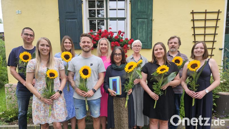 Nach der feierlichen Verabschiedung im Gasthaus Zur Linde in Krickelsdorf (von links): Michael Kranl, Irina Johann, Julia Kroher, Giuliano La Pegna, Konrektorin Claudia Neidl, Gabriele Lindenberger, Roswitha Dorner, Simone Opitz, Markus Speckner und Lisa Borst. Bild: khg