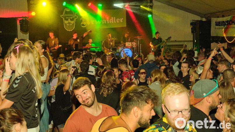 Die Handball verstehen zu feiern und nicht nur um jeden Torwurf zu kämpfen. &quot;D&#039;Urwaidler&quot; läuten das Handballfestival in Oberviechtach ein. Bild: vöt