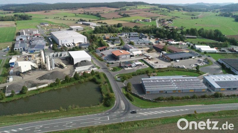 Das Gewerbegebiet &quot;Obere Tratt&quot; liegt verkehrsgünstig. Viele Unternehmen haben sich bereits angesiedelt. Ein weiteres Bauvorhaben ist geplant. Luftbild: bey