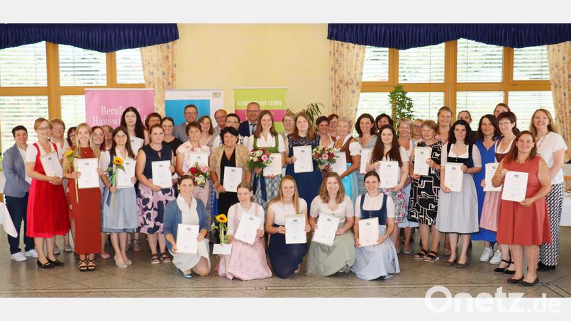 Freisprechungsfeier der Hauswirtschaft in der Oberpfalz, sieben kommen aus dem Landkreis Neustadt/WN. Sie haben ihre Ausbildung in der Tasche. Bild: Regierung der Oberpfalz/Stühlinger-Weinhändler