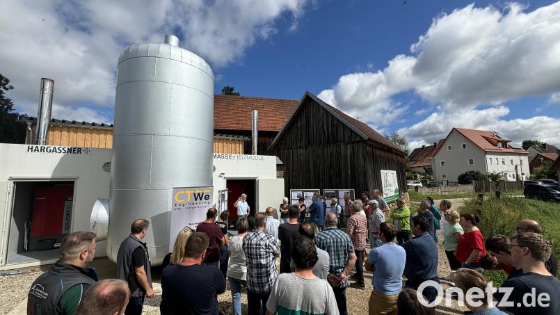 Etliche Bürger, Lokalpolitiker und Bankenvertreter waren zur Eröffnung des Nahwärmenetzes in den Hirschbacher Ortsteil Achtel gekommen. Bild: lei