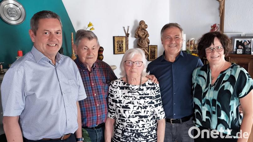 Bürgermeister Joachim Neuss, Ehemann Karl Fuchs, Jubilarin Anna Fuchs, Sohn Georg und Schwiegertochter Anna (von links) gratulieren zum 90. Geburtstag. Bild: jma