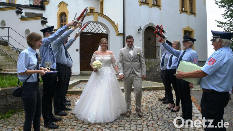 Tobias und Julia Lang geben sich in der Kreuzbergkirche das Eheversprechen. Eine Abordnung der Feuerwehr Bernrieth steht Spalier. Bild: bey