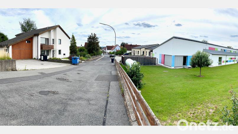 Der Kindergarten Mantel liegt gegenüber dem alten Pfarrhof, der zukünftig als Asylunterkunft genutzt werden soll. Bild: Mutiara Sudarma