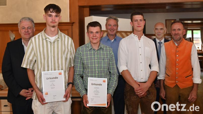 Ehrung der prüfungsbesten Schreinergesellen. Unser Bild zeigt von links Landrat Richard Reisinger, Jan Häusler, Fabian Wittmann, Markus Kühne, Luis Benker, Kreishandwerksmeister Dietmar Lenk und Innungsobermeister Richard Siegler. Bild: gf