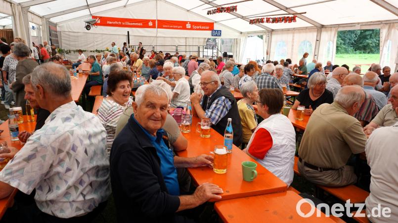 Die Senioren genossen den unterhaltsamen Nachmittag im Ensdorfer Kirwazelt. Bild: tra