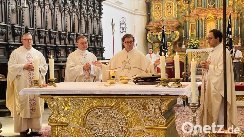 Pfarrvikar Stefan Danko (links), Stadtpfarrer Markus Brunner (Zweiter von links) und Kaplan Johannes Spindler (rechts) zelebrierten mit Neupriester Matthias Merkl (Zweiter von rechts) die Messe zur Nachprimiz. Bild: Stephan Weiß/exb