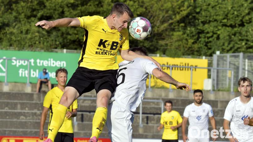 Rückkehrer Paul Götz (links) traf per Kopf zum Sieg für den FC Amberg gegen die SpVgg GW Deggendorf. Bild: Hubert Ziegler