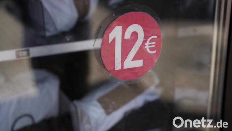 Zwölf Euro kostet ein Paket aus dem Automaten in Weiden, 8,50 Euro kostet ein Päckchen in Schlammersdorf. Bild: Jakob Graf
