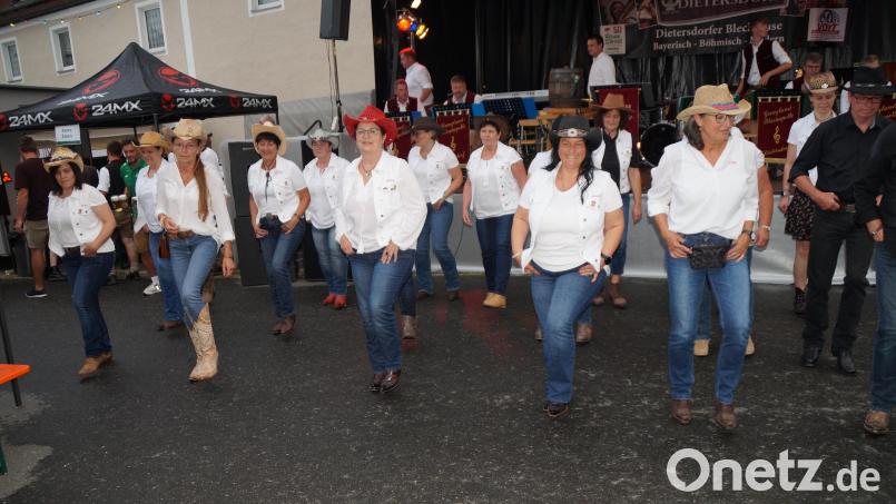 Die Weidinger Line-Dance-Gruppe &quot;East-End-Stompers&quot; begeistert mit ihren Tänzen. Bild: wel