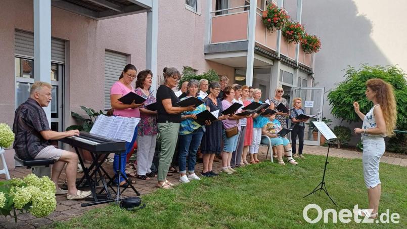 Mit seiner Serenade bereitete der Gemischte Chor unter Leitung von Jana Müller (rechts) den Bewohnern des BRK Seniorenwohn- und Pflegeheims St. Barbara und den zahlreichen Gästen einen gleichermaßen stimmungsvollen wie kurzweiligen Abend. Links am E-Piano Roman Podokschik. Bild: u