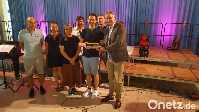 Beim Schulfest des Gymnasiums Eschenbach überreicht der Abiturjahrgang 1999 eine Spende von 500 Euro an Schulleiter Harald Olschner. Bild: Werner Dobmeier/exb