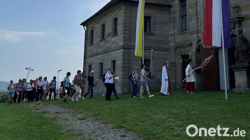 Zum 40. Mal pilgerten die Grafenwöhrer heuer auf den Barbaraberg. Pater Benedikt vom Kloster Speinshart empfing die Wallfahrer um Pfarrer Daniel Fenk. Bild: mor
