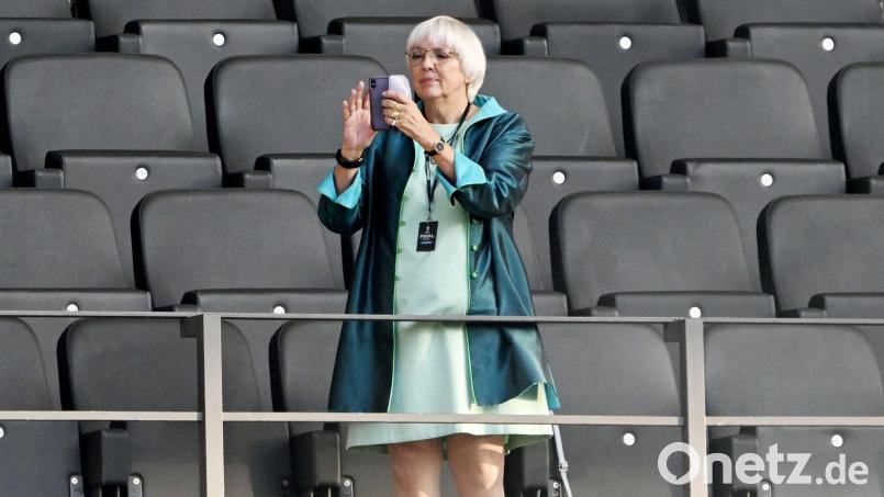 Claudia Roth im Stadion - hier allerdings nicht bei Taylor Swift in München, sondern während der Fußball-EM im Olympiastadion Berlin (Archivfoto) Bild: Federico Gambarini/dpa