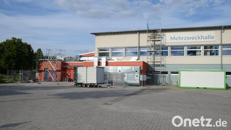 Die Lüftungsanlage seitlich des Foyers ist aufgebaut. Eine Installation auf dem Foyerdach war aus statischen Gründen nicht möglich. Bild: ak