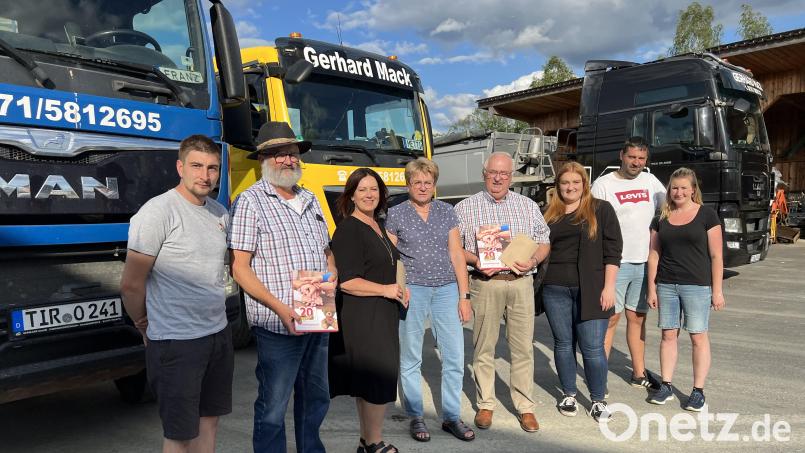 Stolze 13 000 Euro konnten an die Kinderkrebshilfe und die Aktion Lichtblicke gespendet werden. Von links: Festleiter Patrick Reißnecker, Gerhard Mack, Claudia Grillmeier (Aktion Lichtblicke), Christina Heim, Herbert Putzer (Kinderkrebshilfe Nordoberpfalz), Lena Schedl (Aktion Lichtblicke), Florian Heim und Kathrin Gruber. Bild: nza