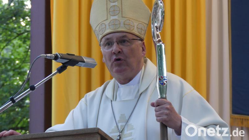 Am Freitag, 26. Juli, kam Bischof Rudolf Voderholzer aus Regensburg zum Patroziniumsgottesdienst auf den Annaberg. In seiner Predigt versuchte sich in einer religiösen Deutung, warum gerade beim Bergfest so viele ehemalige Sulzbacher wieder heimkommen und sich mit ihren Familien treffen. Bild: ge