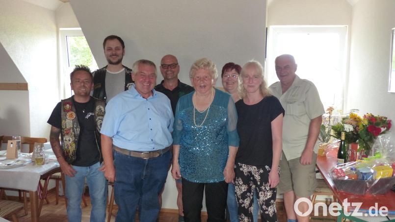 Käthi Lindenthal (Mitte) feiert gemeinsam mit Familie und vielen Vereinsvertretern ihren 90. Geburtstag. Bild: hme