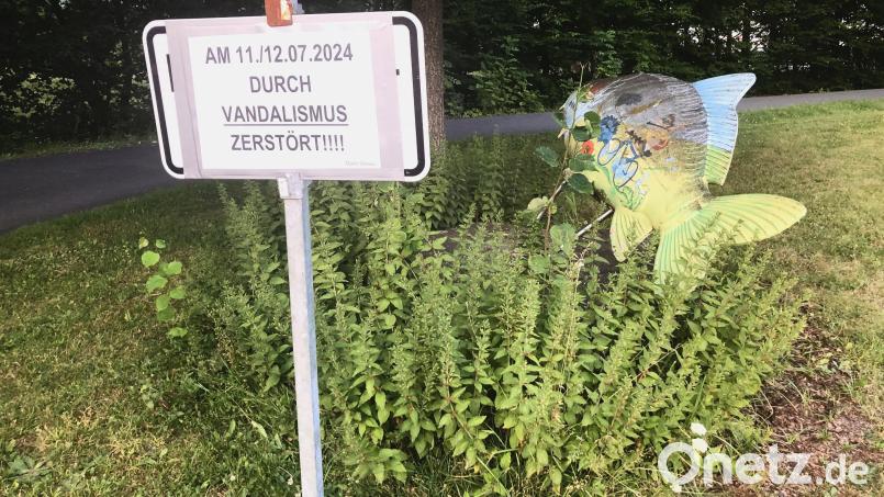 Der Markt Wiesau hat jetzt ein weiteres - wenn auch unrühmliches - Mahnmal. Der zerstörte Phantastische Karpfen und die Tafel bleiben vorerst an Ort und Stelle. Bild: wro