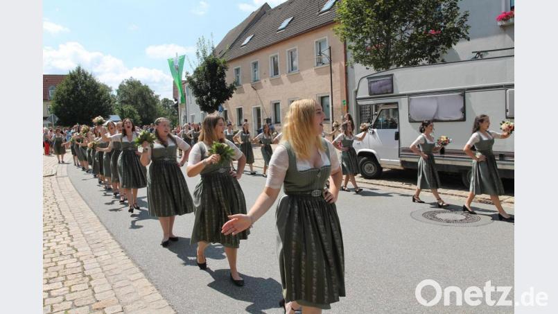 Die Festdamen sind auch in Feierlaune. Bild: pi