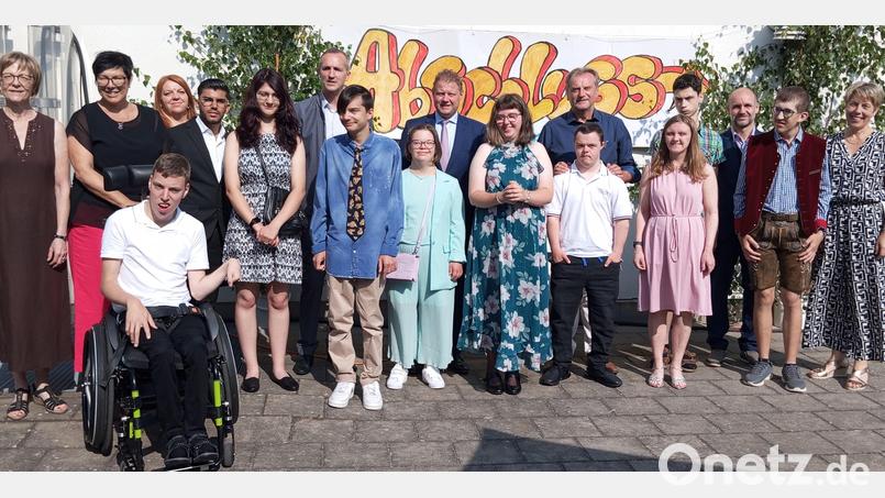 Für die Absolventen (vorne, von links) Daniel Fischer, Kusai Al Saadi, Denise Prüll, Angelino Männl, Ronja Barth, Anna Bayerl, Kevin Deubzer, Jana Reinl, Justin LaGrow und Felix Becker gab es viele Glückwünsche. Bild: Christina Ponader/exb