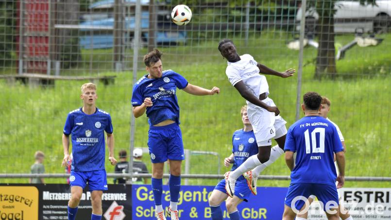 Aaron Owusu (weißes Trikot) von der DJK Gebenbach behält in diesem Kopfballduell mit seinem Würzburger Gegenspieler die Oberhand. Nach dem 2:2 gegen die Unterfranken tritt die DJK am Mittwoch beim SSV Jahn Regensburg II an. Archivbild: Hubert Ziegler