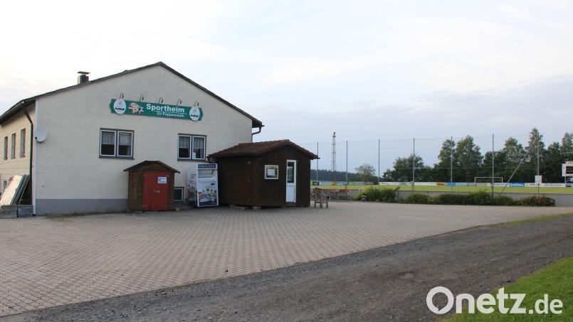 Beim Sportgelände in Poppenreuth soll ein Mobilfunksendemast gebaut werden. Der Widerstand dagegen nimmt nicht ab, wie sich in der Bürgerfragestunde im Stadtrat zeigte. Archivbild: hd