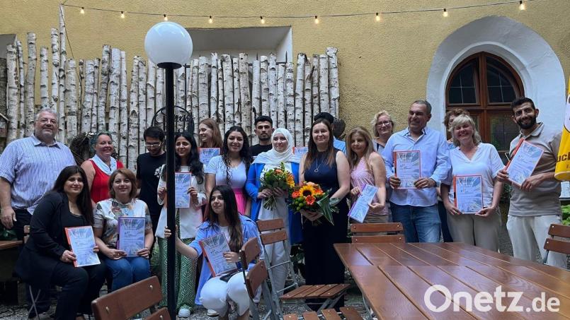 Der Kurs ist geschafft (von links oben) Carsten Armin Jakimowicz (Caritas), Astrid Knab (Malteser), Mobin Haji Bagher Dezfouli, Nataliia Sidun, Mohannad Mohamad, Bettina Hahn (EBW Oberpfalz), Charlotte Vera Röhr (BAMF); (links unten): Salwa Ghabia, Farzane Abbasian, Mahtab Rezaye, Viyan Omar, Roula Ayoub (Malteser, Berufschule Amberg), Patrycja Sobczyk (Caritas MBE), Itehad Ahmad, Shawket Shahin, Natalia Araftenii, Moayad Algassem sowie (vorne) Narin Shahin. Bild: Juliette Schaller/exb