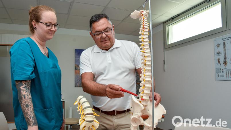 Die Menschen werden nicht nur immer älter, sondern bleiben im Alter auch immer länger aktiv, sagt Patrick Krös. In seiner neuen Praxis in Sulzbach-Rosenberg (hier mit seiner medizinischen Fachangestellten Judith Rösel) hat er es deshalb oft mit Abnutzungserscheinungen von Gelenken oder der Wirbelsäule zu tun. Bild: Stephan Huber