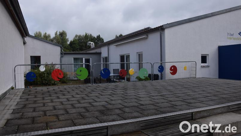 In dem Bereich zwischen Kindertagesstätte und Grundschule könnte ein Raum zur Essenseinnahme für die Mittagsbetreuung entstehen, der auch von der Kindertagesstätte mit genutzt werden könnte. Bild: fla