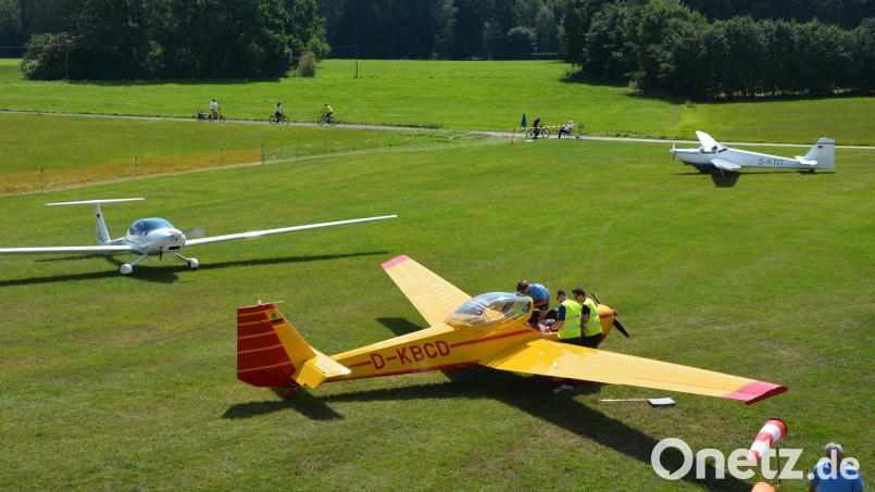 Drei Motorsegler kurz vor dem Start auf der Start- und Landebahn. Bild: jr