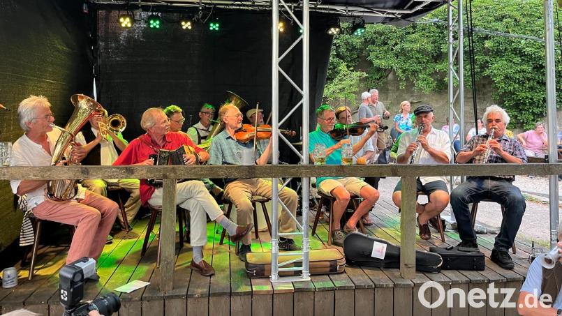 Ein Abend der Extraklasse im schönsten Biergarten der Stadt: Die Bettler-Bigband in Seniorenbesetzung spielte grandios auf. Bild: ge