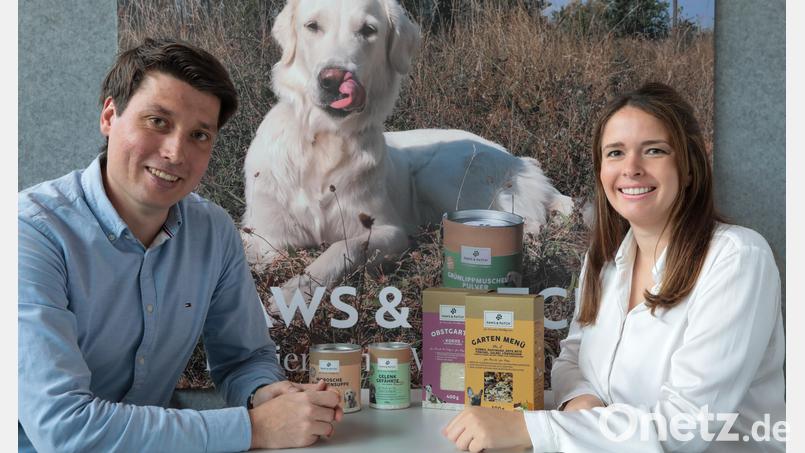 Ein bisschen schaut es aus, wie ein Werbeplakat. Franziska Heindl und Robert Eirich sind die Gesellschafter von Paws &amp; Patch, einer Firma in der Rosenthalstraße in Amberg, die Nahrungsergänzungsfutter für Hunde und andere Haustiere herstellt und vertreibt. Bild: Wolfgang Steinbacher