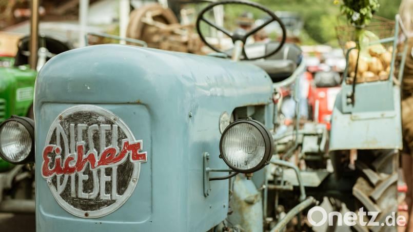 In Schäflohe hatte sich am Montag, 29. Juli, ein Mann sein rechtes Bein unter einem Oldtimer-Traktor eingeklemmt. Symbolbild: Stefanie Oberhauser/dpa