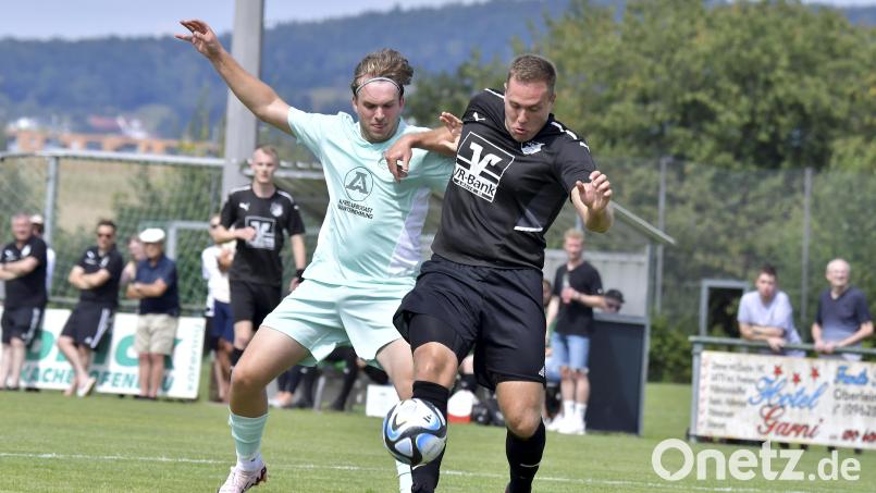 Sebastian Grau (links) vom SV Köfering – hier im Zweikampf mit dem Haselmühler Fabian Fruntke – traf im Derby doppelt. Archivbild: Hubert Ziegler
